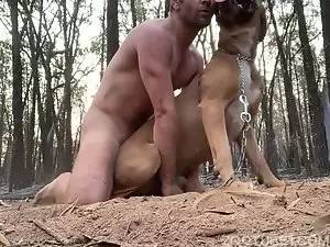 Зоофил мужик на камеру в лесу трахает собаку